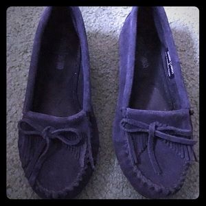 Minnetonka navy blue moccasin flats